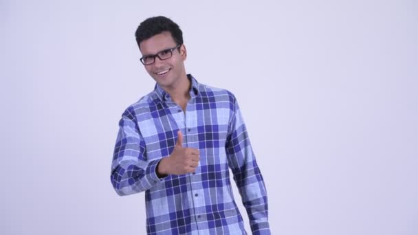 Lykkelig ung indisk hipster mand giver tommelfingre op – Stock-video