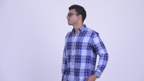 El joven hipster indio estresado parece aburrido y cansado — Vídeos de Stock