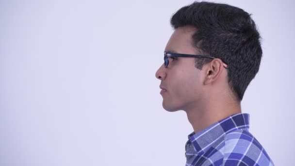 Closeup προφίλ άποψη του χαρούμενος νεαρός ινδός hipster άνθρωπος χαμογελώντας — Αρχείο Βίντεο