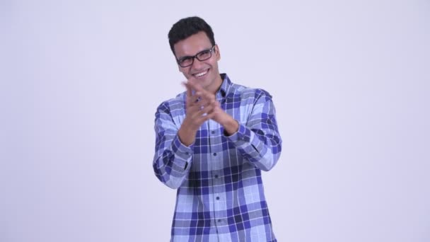 Щасливий молодий індійський гіпстер плескає в долоні — стокове відео