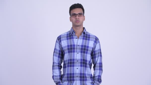 Heureux jeune hipster indien homme relaxant avec les yeux fermés — Video