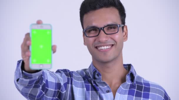 Twarz szczęśliwego młodego indyjskiego hipstera pokazuje telefon — Wideo stockowe
