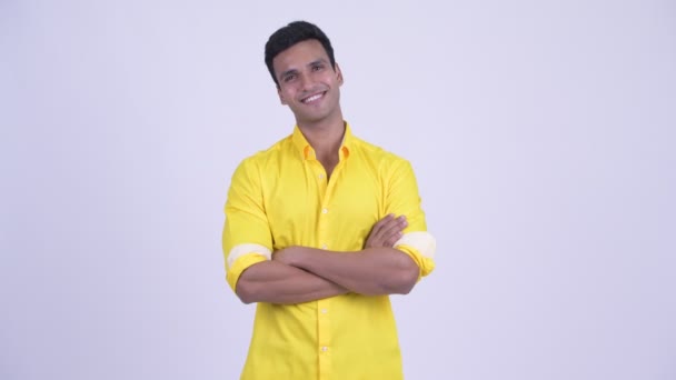 Νεαρός ευτυχισμένος Ινδός επιχειρηματίας χαμογελώντας με σταυρωμένα χέρια — Αρχείο Βίντεο