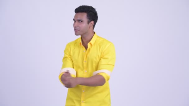Щасливий індійський бізнесмен, який веде блог і розмовляє в камері. — стокове відео