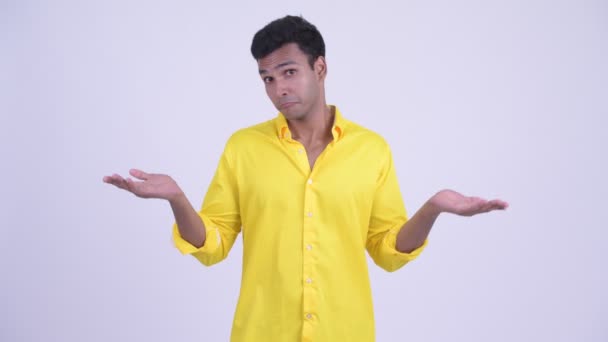 Jovem empresário indiano feliz comparando algo — Vídeo de Stock