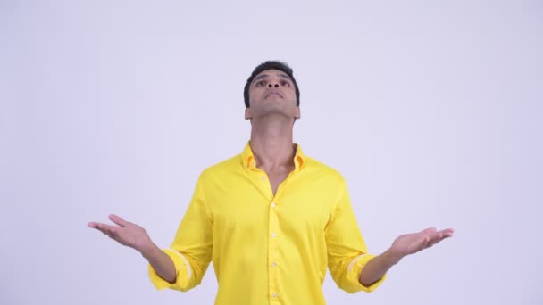 Mladý šťastný indický podnikatel chytit něco — Stock video