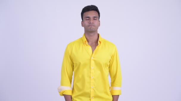 Νεαρός ευτυχισμένος Ινδός επιχειρηματίας χαλαρώνοντας με τα μάτια κλειστά — Αρχείο Βίντεο