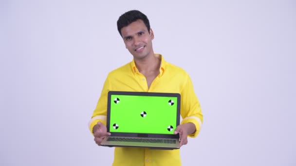 Feliz joven empresario indio hablando mientras muestra el ordenador portátil — Vídeos de Stock