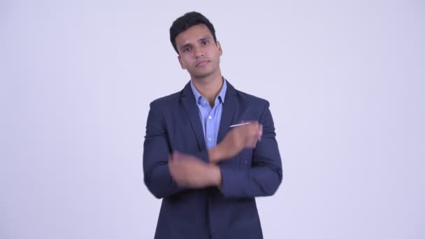 Giovane felice uomo d'affari indiano in tuta sorridente con le braccia incrociate — Video Stock