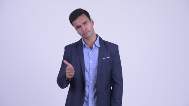 Szczęśliwy młody indyjski biznesmen daje kciuki w górę — Wideo stockowe
