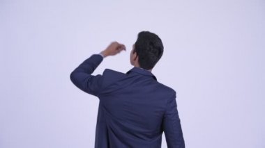 Genç Hintli iş adamının arka görüntüsü. Yöneten ve işaret eden