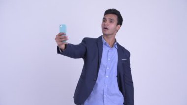 Mutlu genç Hintli işadamı selfie çekiyor