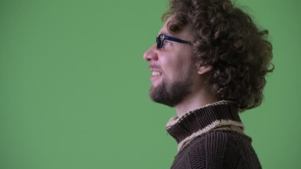 Крупним планом вид з профілю щасливого молодого бородатого чоловіка мислення — стокове відео