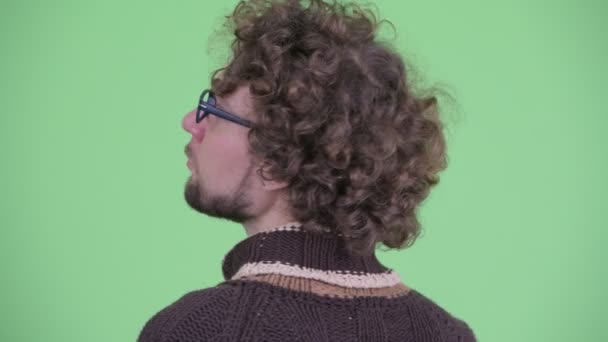 Closeup hátulsó kilátás a fiatal férfi göndör hajú gondolkodás és a várakozás — Stock videók
