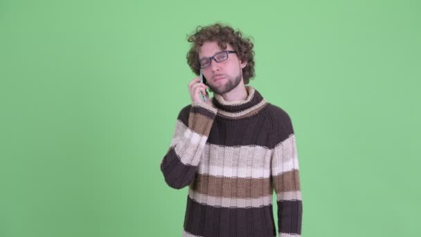 Lycklig ung skäggiga man pratar i telefon — Stockvideo