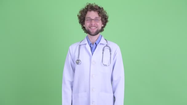 Feliz joven barbudo doctor sonriendo — Vídeos de Stock