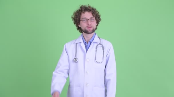 Stresli genç sakallı adam doktor başparmak aşağı veren — Stok video