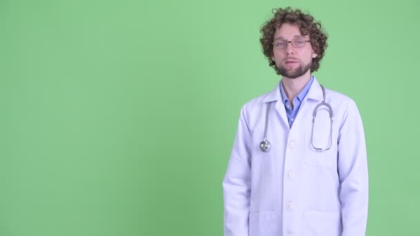 Ευτυχισμένο νεαρό μουσάτο άνθρωπος γιατρός αγγίζοντας κάτι και δίνοντας αντίχειρες επάνω — Αρχείο Βίντεο