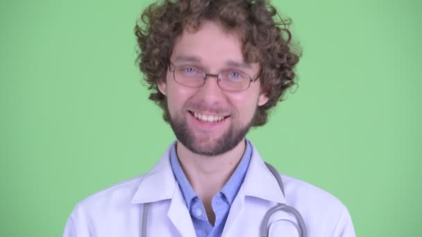 Gesicht des glücklichen jungen bärtigen Mannes Arzt nickt mit dem Kopf ja — Stockvideo