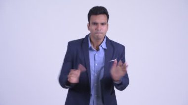 Mutlu genç Hintli işadamı iyi haberler alıyor.