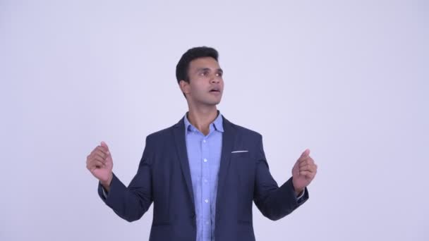 Glücklich junge indische Geschäftsmann fangen etwas — Stockvideo