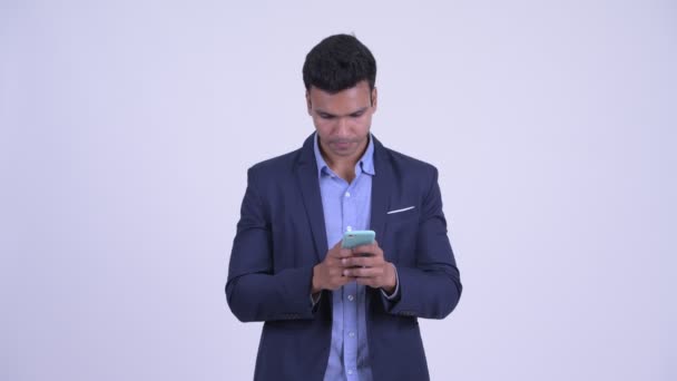Szczęśliwy młody indyjski biznesmen za pomocą telefonu — Wideo stockowe
