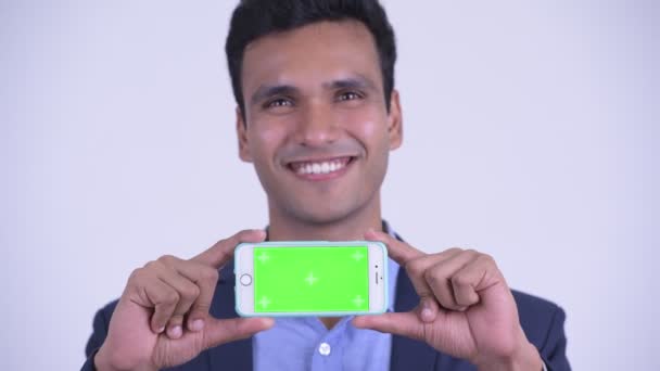 Gesicht eines glücklichen jungen indischen Geschäftsmannes zeigt Telefon — Stockvideo