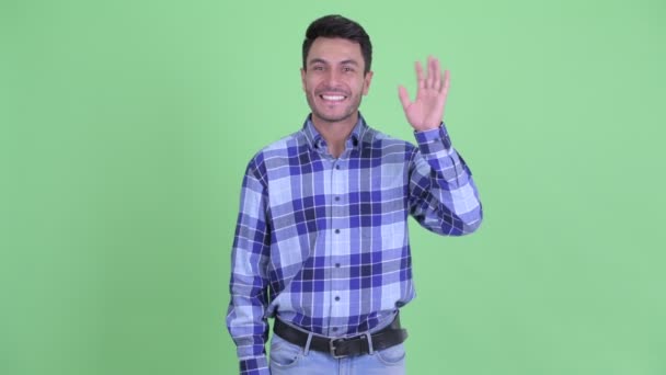 Gelukkig jonge knappe Spaanse man zwaaiende hand — Stockvideo