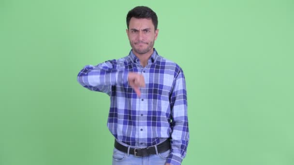 Kızgın genç İspanyol adam başparmak aşağı veren — Stok video