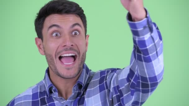 Gesicht eines glücklichen jungen hispanischen Mannes, der gute Nachrichten erhält — Stockvideo