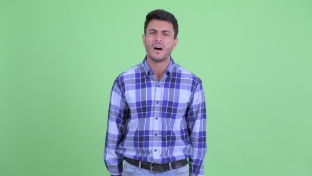 Gestresster junger hispanischer Mann bekommt schlechte Nachrichten — Stockvideo