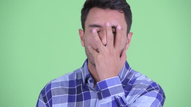 Närbild av stressade unga Hispanic man med Face Palm gest — Stockvideo