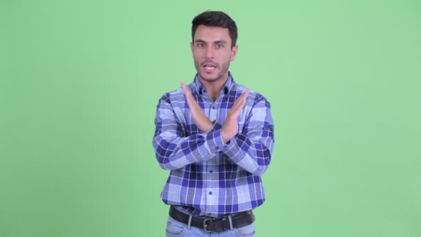 Serious joven hispano mostrando stop gesture — Vídeo de stock