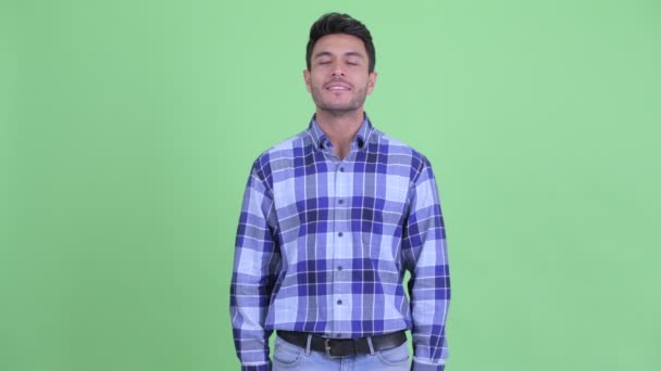 Glücklicher junger hispanischer Mann entspannt sich mit geschlossenen Augen — Stockvideo