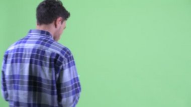Harita olarak telefon kullanarak genç yakışıklı İspanyol adam