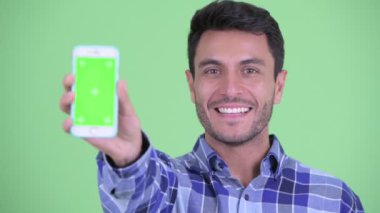 Telefon gösteren mutlu genç İspanyol adamın yüzü