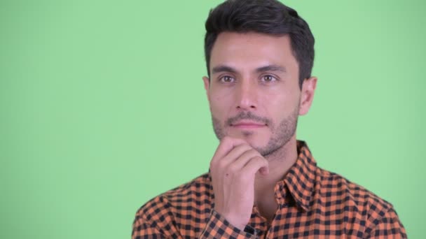 Twarz szczęśliwego młodego Hispanic Hipster człowiek myślenia i patrząc w górę — Wideo stockowe