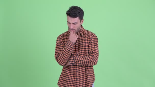 Ciddi genç İspanyol hipster adam düşünme ve aşağı bakıyor — Stok video