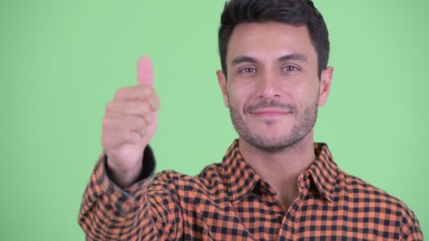 Πρόσωπο του ευτυχισμένο νεαρό ισπανόφωνων άντρας δίνοντας αντίχειρες επάνω — Αρχείο Βίντεο