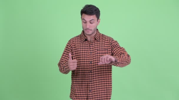 Confuso jovem hispânico hipster homem escolher entre polegares para cima e polegares para baixo — Vídeo de Stock