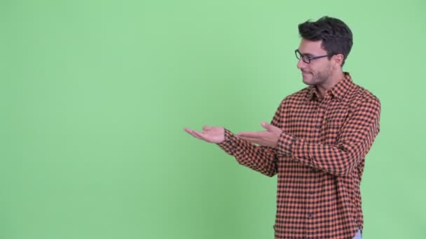 Щасливий молодий латиноамериканського хіпстера людина показує щось і даючи великі пальці вгору — стокове відео