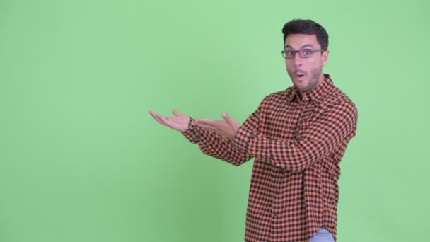 Happy Young Hispanic hipster man visar något och ser förvånad — Stockvideo
