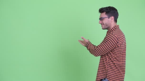 Feliz jovem hispânico hipster homem mostrando para trás e dando polegares para cima — Vídeo de Stock