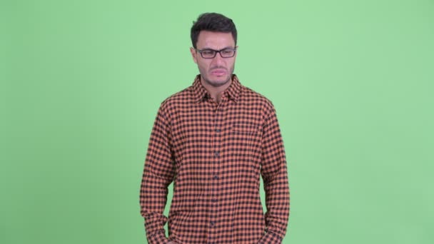 Estressado jovem hispânico hipster homem olhando ao redor — Vídeo de Stock