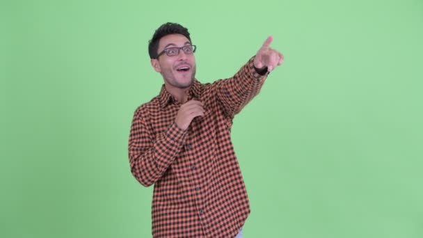 Feliz jovem hispânico hipster homem olhando ao redor e se sentindo animado — Vídeo de Stock