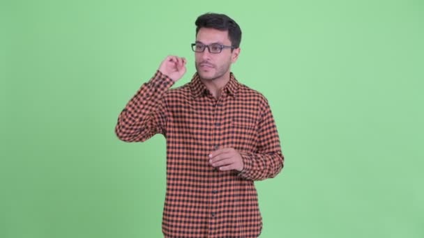 Gelukkig jonge Hispanic hipster man uitleggen iets — Stockvideo