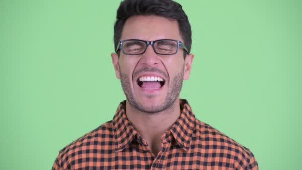 Πρόσωπο του ευτυχισμένο νεαρό ισπανόφωνων άντρας χαμογελάει και γελάει — Αρχείο Βίντεο