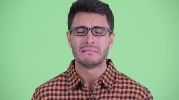 Üzgün görünümlü ve ağlayan stresli genç İspanyol hipster adam Yüzü — Stok video