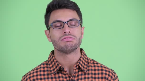 Yorgun ve yorgun görünümlü stresli genç İspanyol hipster adam Yüzü — Stok video