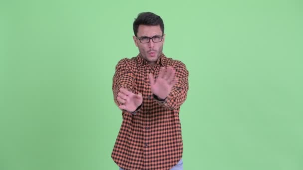 Серйозний молодий латиноамериканського хіпстера людина розмахуючи рукою немає — стокове відео